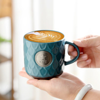Mug à café en céramique texturée de qualité supérieure de 420 ml avec badge métallique, boîte cadeau, cadeau d'affaires, tasse à boire, vente en gros, logo personnalisé
