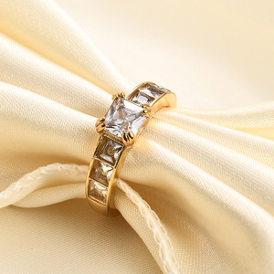 Bague en cristal plaquée or 18 carats avec zircon carré de 7 mm incrusté, design géométrique, unisexe, à porter au quotidien - Product Image 1