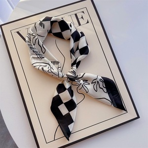 Bandana Etnica Multifunzionale dal Design Elegante per Donne, Foulard Quadrato con Stampa Digitale Effetto Seta - Product Image 4