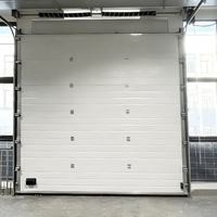 Porte sectionnelle industrielle victorienne renforcée avec isolation thermique pour usage commercial intensif en cour intérieure