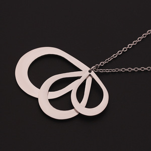 Colgante ovalado de gota de agua de acero inoxidable chapado en oro de 18 quilates, collar con colgante de monograma con nombre de letra grande para regalo de mujer - Product Image 5