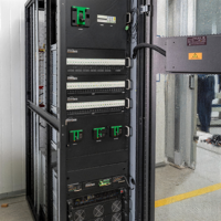 Armoire de distribution d'alimentation UPS intégrée 180 KVA haute efficacité certifiée ISO pour centre de données et informatique cloud