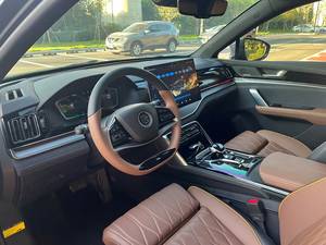 BYD Tang 2023 d'occasion DM-i PHEV 112 km Conduite à gauche 4 cylindres Turbo Cuir Automatique Jantes en alliage R20 Foncé - Product Image 4