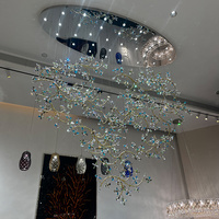 Lustre personnalisé de haute qualité pour villa et hôtel, en forme de branche de fleur et de feuille en cristal, couleur personnalisée, pour escalier intérieur