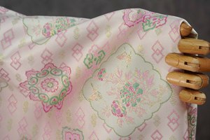 Tela Brocada con Precioso Motivo de Flores y Mariposas, Material Jacquard Teñido con Hilo Dorado para Qipao, Hanfu - Product Image 6
