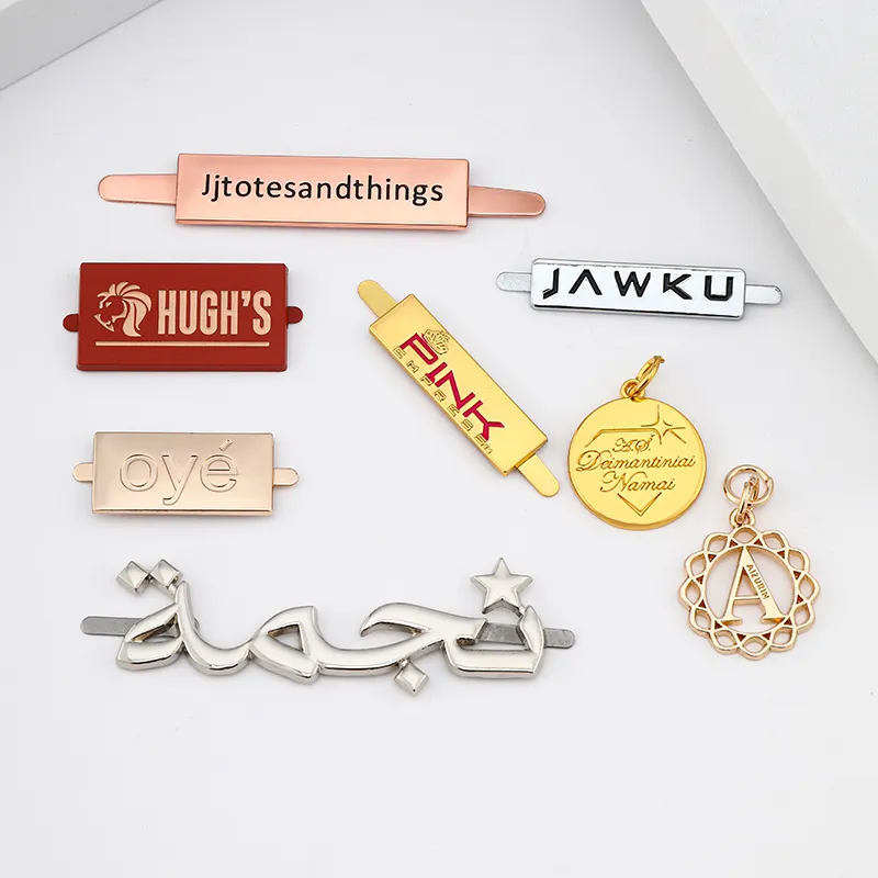 Dossung — étiquettes avec logo en métal personnalisé, gaufrage de couture, clip u surélevé, sacs à main et nom, vente en gros