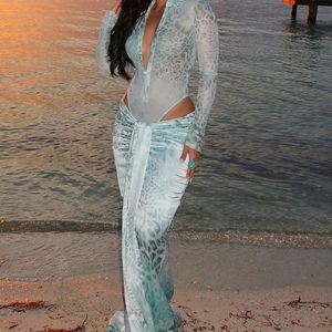 ชุดเซ็ต 2 ชิ้น เสื้อครอปคอวีลึกสำหรับผู้หญิงและบอดี้สูทลายเสือดาวเข้ารูป ชุดเดรสยาวเซ็กซี่ แฟชั่น - Product Image 1