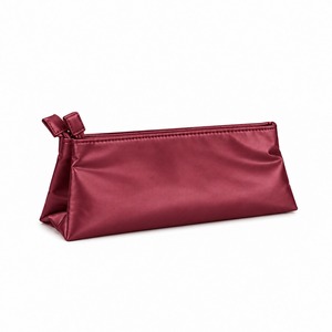 Bolsa de Cosméticos Larga Color Borgoña, Nailon, 28x6x10cm, Acabado Satinado, Forma Triangular, Cierre de Cremallera, Almacenamiento para Brochas y Lápices, Viaje, Logotipo Personalizado OEM - Product Image 3