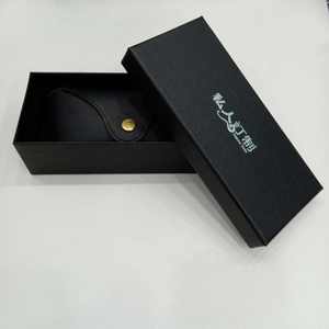 Étui à lunettes en cuir personnalisé rectangulaire noir uni avec logo pour lunettes de soleil et lunettes de vue - Product Image 1