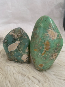 Crisoprasa natural de forma libre, completamente pulida, tono verde vibrante, superficie lisa, pieza única, perfecta para coleccionistas. - Product Image 5