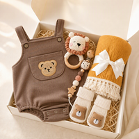 KAIYUE Ensemble cadeau nouveau-né thème ours : Barboteuse, Couverture d'emmaillotage, Hochet, Attache-tétine, Chaussons – Fournisseur en gros OEM ODM
