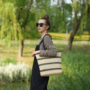 กระเป๋าถือสานมือสุดหรูขนาดใหญ่ พกพาสะดวก สายโซ่ ใช้ซ้ำได้ เหมาะสำหรับวันหยุดพักผ่อน - Product Image 3