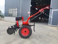 Matériel agricole diesel : Motoculteur et désherbeur motorisé avec moteur diesel rouge