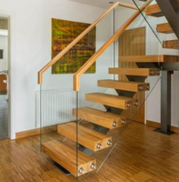 Escalier flottant moderne et garde-corps en verre trempé avec fixations métalliques apparentes, design minimaliste pour villa/maison de luxe