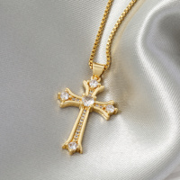 Magnifique Collier Pendentif Croix Chrétienne en Acier Inoxydable Plaqué Or 18 carats avec Diamants en Cristal et Micro-Sertissage CZ