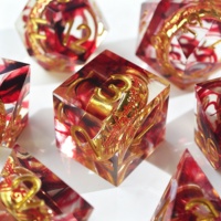 LuxeRoll – Ensemble de dés en résine à bords tranchants faits à la main, 7 pièces, avec anneau métallique, dés polyédriques DND, motif tourbillon rouge, pour jeux de rôle de table DND
