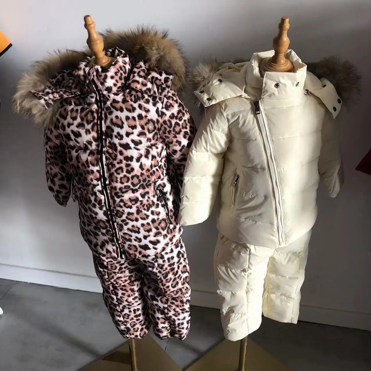 Einzelhandel Winter Baby Kinder tragen Daunen jacke Kleid versand kostenfrei auf Lager Russische Winter weiße Ente Anzug Kinder