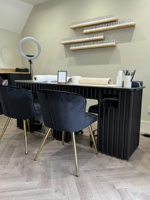 Station de manucure moderne de luxe pour salons de beauté, table de manucure noire avec plateau en verre