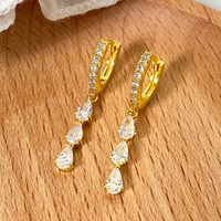 Boucles d'oreilles créoles pendantes plaquées or 18 carats pour femme, avec triple zircon cubique et pendentif goutte d'eau en zircon cubique, style Huggie