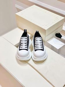 Chaussures de marche décontractées et tendance pour hommes et femmes, style classique, avec plateforme rehaussante, dessus en toile personnalisé, pour l'extérieur, idéales pour l'été - Product Image 2