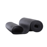 Rouleau de feuille d'isolation en mousse de caoutchouc NBR PVC à cellules fermées pour systèmes de climatisation et de réfrigération