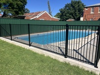 Valla de piscina plana de 2 rieles de aluminio personalizada con puerta única de cierre automático