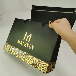 ถุงของขวัญพิมพ์ลายทองคุณภาพสูง ถุงกระดาษสำหรับเสื้อผ้า รองเท้า ร้านค้าปลีก ถุงช้อปปิ้งสีดำ ถุงบูติก พร้อมโลโก้ของคุณเอง - Product Image 3
