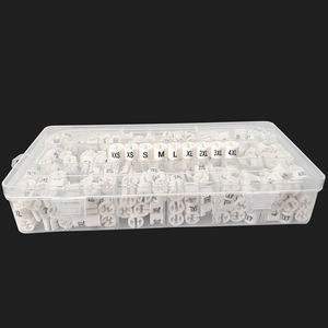 Marcadores <span class=keywords><strong>de</strong></span> talla <span class=keywords><strong>de</strong></span> <span class=keywords><strong>ropa</strong></span> <span class=keywords><strong>de</strong></span> plástico blanco con XXS a 4 marcadores <span class=keywords><strong>de</strong></span> suspensión XL Kit surtido Etiquetas <span class=keywords><strong>de</strong></span> números a presión <span class=keywords><strong>de</strong></span> <span class=keywords><strong>ropa</strong></span> - Product Image 1