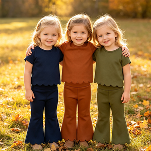 Tenues personnalisées en coton de couleur unie pour bébés filles avec bord festonné, vente en gros, vêtements assortis pour sœurs, collection automne, prix d'usine, boutique de vêtements - Product Image 1