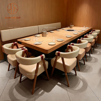 Ensemble de meubles de restaurant, café et bar moderne, table à manger en bois pour fondue et chaises en cuir avec dossier rond et coussin beige