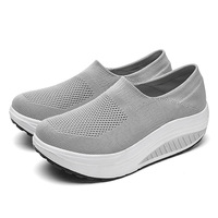 OEM ODM Vente en gros Baskets à plateforme tricotées à enfiler en maille respirante à semelle compensée pour femme, confortables pour la marche quotidienne et décontractée