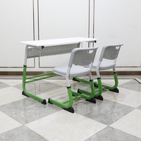 Mobilier scolaire classique : chaises et tables deux places en bois réglables, ensemble de bureaux et chaises pour étudiants