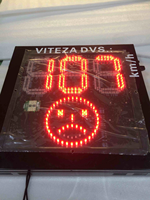 Panneau de limite de vitesse radar avec visage souriant et pleurant pour la capture de véhicules de circulation Détecteur de vitesse radar solaire pour la sécurité routière