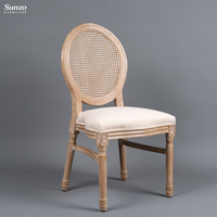 Chaise Louis en rotin avec accoudoirs en tissu couleur antique, en bois de caoutchouc massif, empilable, pour salle à manger, mariage et événements