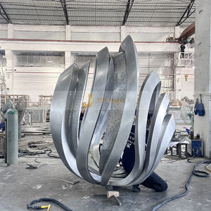 V04 Sculpture moderne faite à la main en acier inoxydable hautement poli Grandes sculptures en métal à vendre - Product Image 2