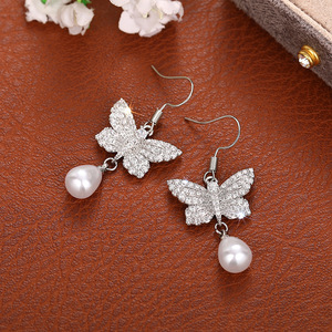 Orecchini a Gancio con Perle Simulate a Forma di Farfalla per Donne, Eleganti Gioielli da Sposa - Product Image 1