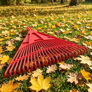 Offre Spéciale – Râteau à feuilles de jardin à manche en bois, protection contre la rouille et la corrosion, dents en plastique – Outil de jardinage manuel pour feuilles - Product Image 1
