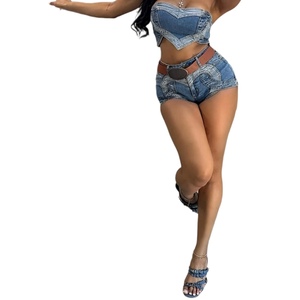 Ensemble 2 pièces décontracté pour femme : Haut bustier sexy et short en jean délavé à motif cœur, très élastique, tendance - Product Image 3