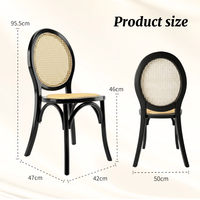 Chaise de banquet de mariage à dossier médaillon, cadre noir classique avec assise en rotin naturel pour la location d'événements hôteliers