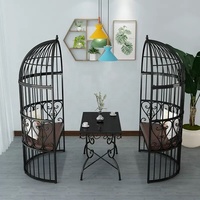 Ensemble de fauteuils de style européen en fer forgé, forme cage à oiseaux ovale, rembourrés en velours éponge, design traditionnel pour photographie de mariage en extérieur