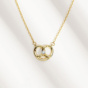 Ciondolo a Cuore in Oro Giallo con Diamante Solitario, Collana Minimalista Unisex per Uso Quotidiano - Product Image 1
