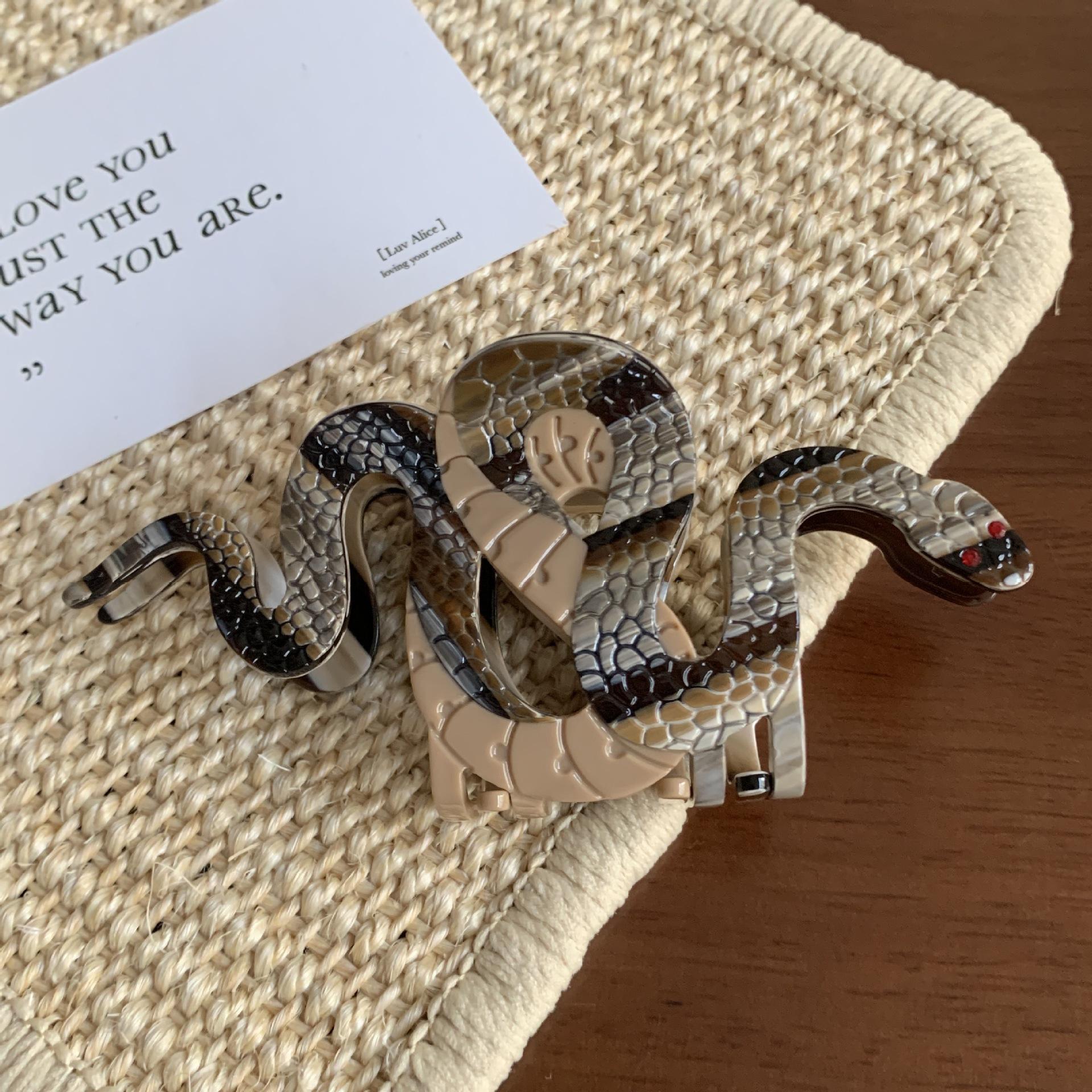 สีน้ำตาล