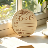 Plaque ronde gravée en bois de tilleul écologique moderne pour annonce de naissance et étapes importantes de bébé - Hello World