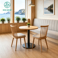 Mobilier de café personnalisé Ron Group, sièges en tissu rembourrés, table ronde en bois massif et ensemble de chaises.
