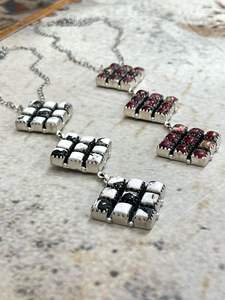 สร้อยคอหินธรรมชาติชุบทองคำแท้ทำมือ รูปดอกดาห์เลียสีขาว สำหรับวันครบรอบ - Product Image 3