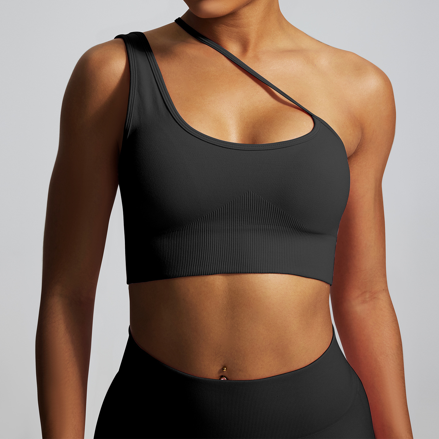 Soutien-gorge noir à épaules dénudées et short noir