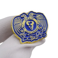 Épinglette personnalisée Novus College en émail avec design vintage de carnet, broche souvenir universitaire personnalisée
