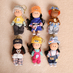 HECION Nuevo Llavero de Muñeca Patito de 14 CM, Adorable Miniatura con Ropa para Vestir, Muñeca de Peluche Hermana, Lindo Mini Peluche para Colgar en la Bolsa - Product Image 2