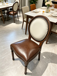 Chaise de salle à manger en bois massif à dossier ovale, avec garniture en cuir PU bicolore et rivets, style vintage - Product Image 2