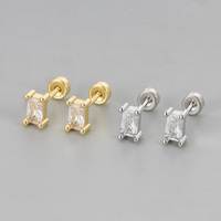 Pendientes de tuerca de cobre con circonita de corte rectangular de cuatro garras y parte trasera plana, ideales para dormir, que transmiten un estilo elegante y sofisticado.